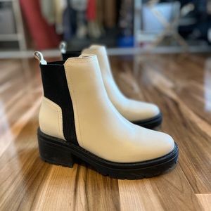 Leather Naturalizer Chelsea Style Lug Sole Boots